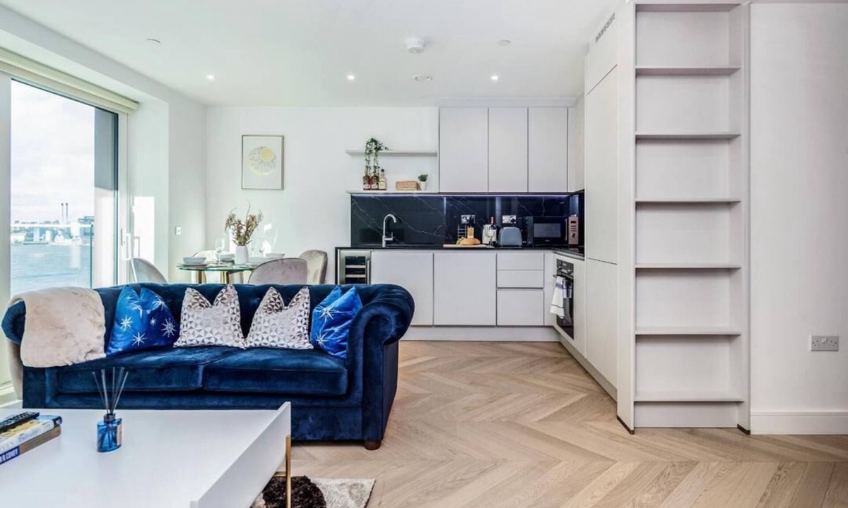 Woolwich Riverside House | Stylish oceanview apartment for 5