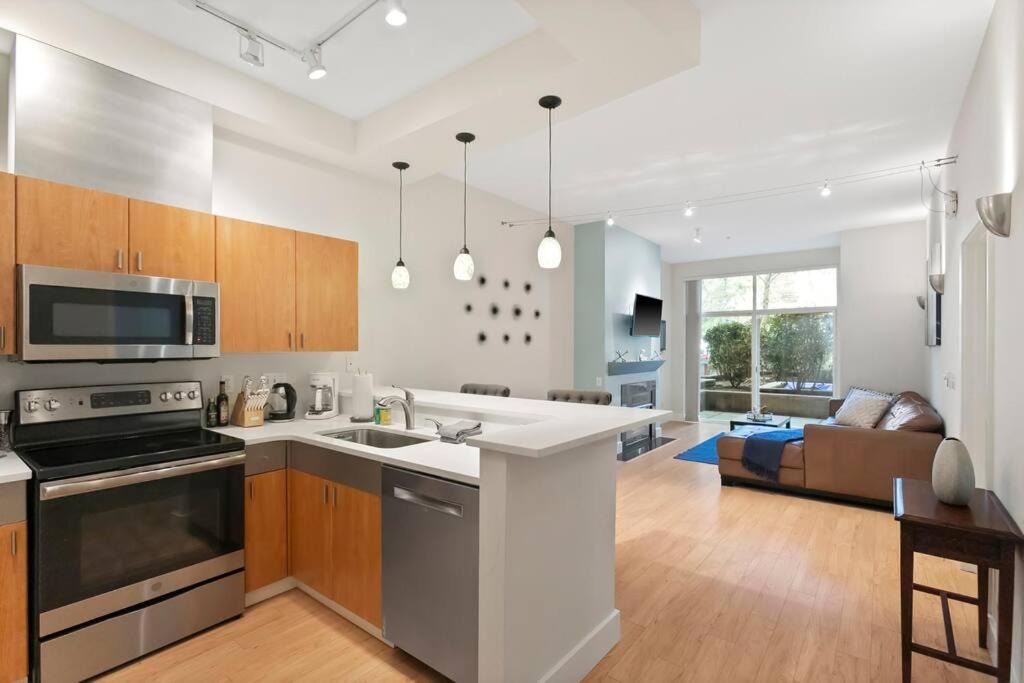 Moss Bay Apartment | Stylish one bedroom and parking! - 80 WalkScore