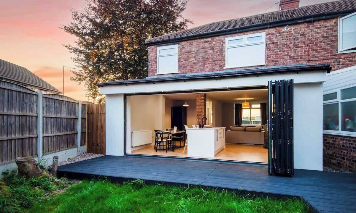 Clayton House | Stylish Open-Plan home in Manchester - Free Parking