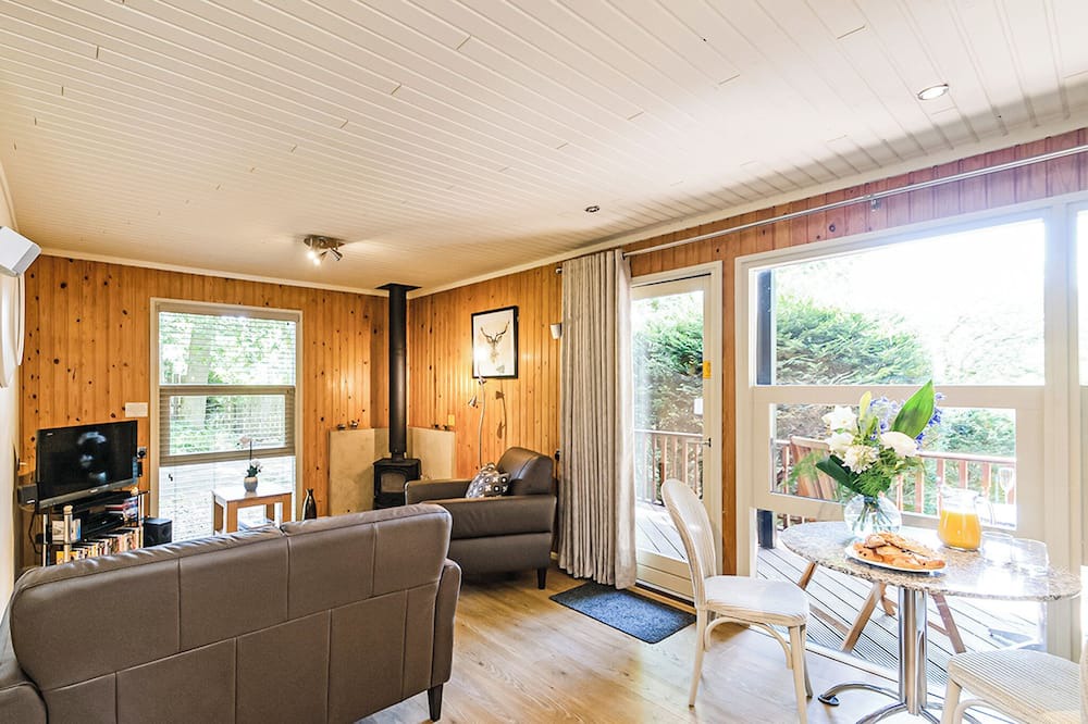 Summerbridge Ski Chalet | Stylish open plan lodge with king-size four poster bed.