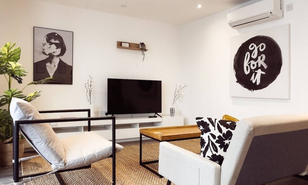 Syon Apartment | Stylish Pad London: with Free Parking!