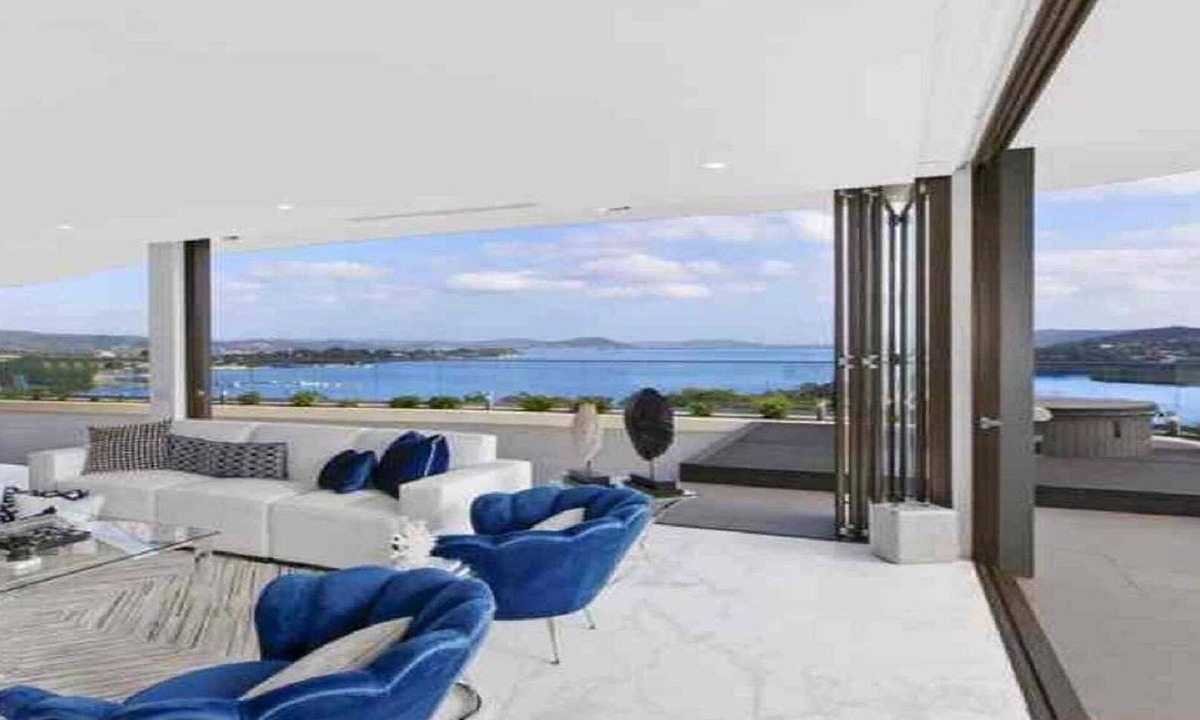 Gosford House | Stylish Penthouse with Views & Jacuzzi