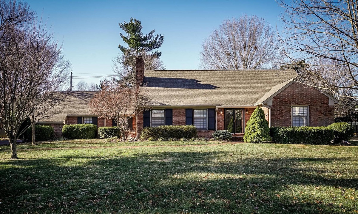 Northfield House | Stylish & Perfect for DERBY close to dining, shopping w/NEW POOL