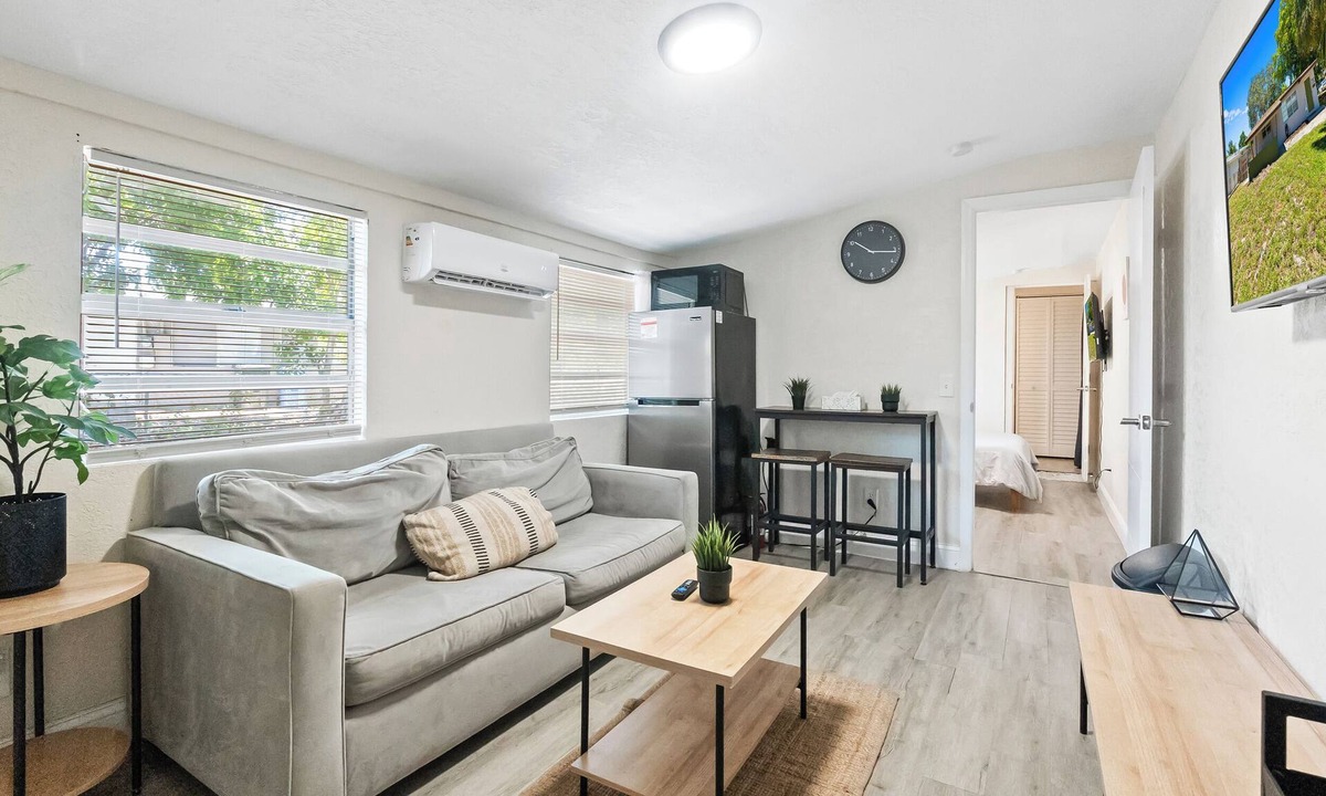 North Andrews Gardens House | Stylish Queen Suite : Near Beach + Shops + Dining