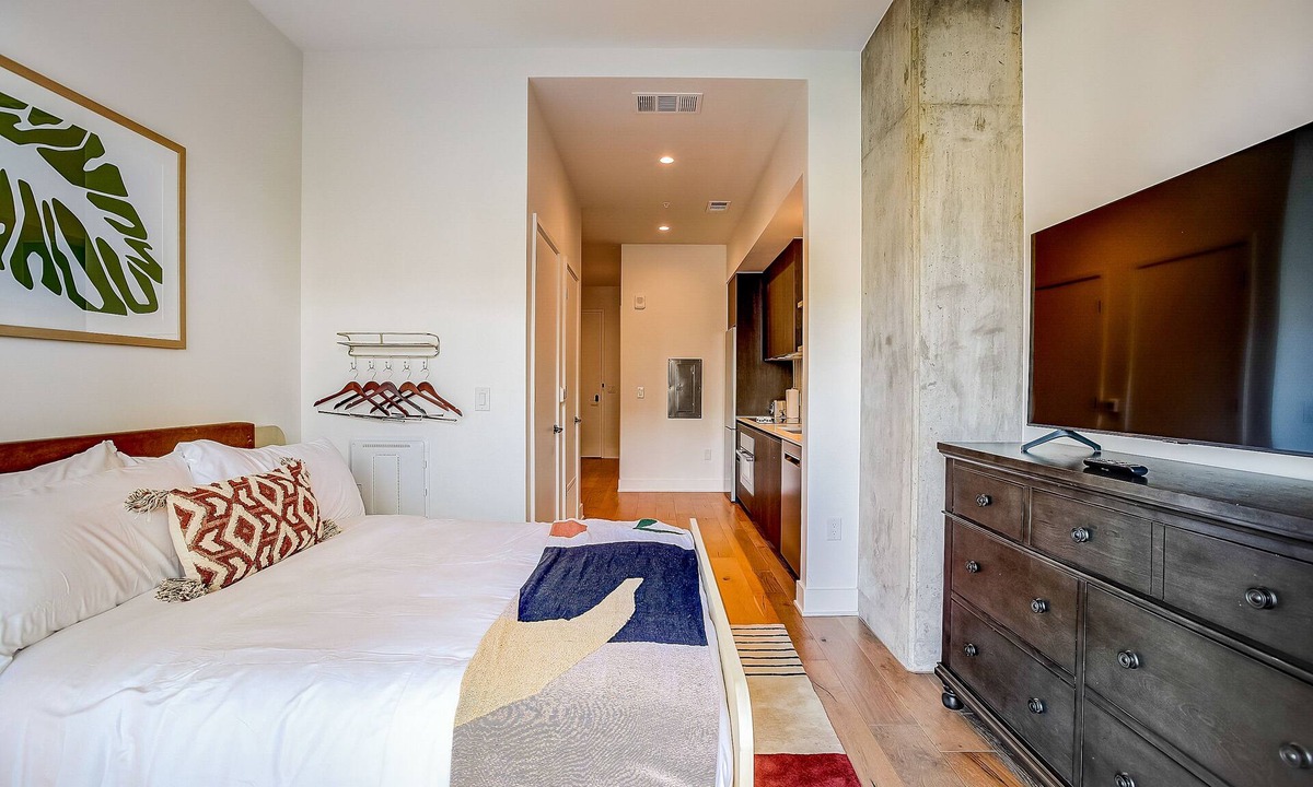 Rainey Street Historic District Apartment | Stylish Rainey Street condo w/private balcony - rooftop pool & gym