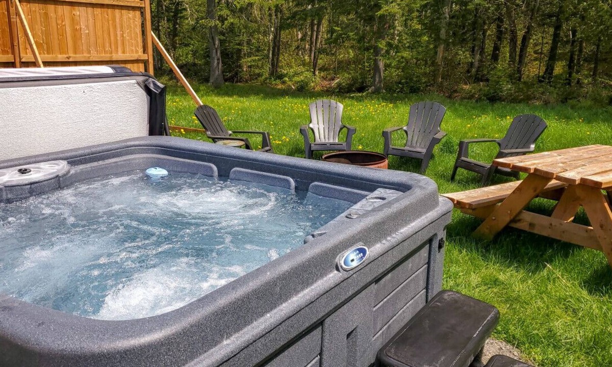 Saint-Tite-des-Caps Ski Chalet | Stylish refuge near Massif & MSA with spa+bbq+fire