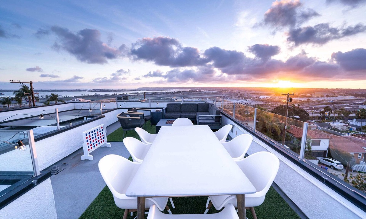 Middletown House | Stylish Residence W/RoofTop Downtown,Ocean Views!
