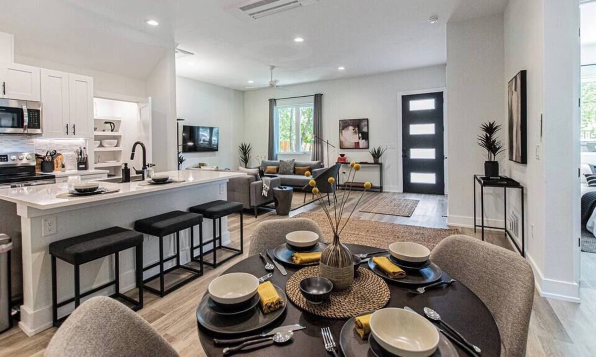 Montopolis House | Stylish Retreat - Conveniently Near Airpt & DT