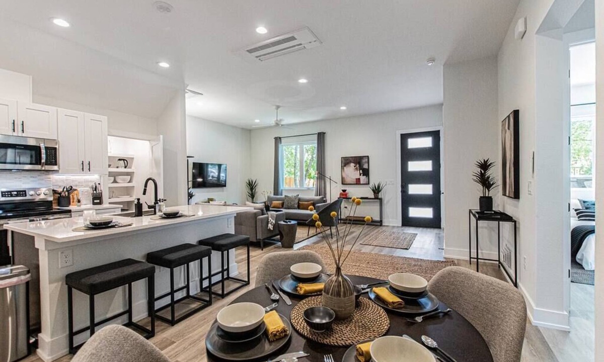 Montopolis House | Stylish Retreat - Conveniently Near Airpt & DT
