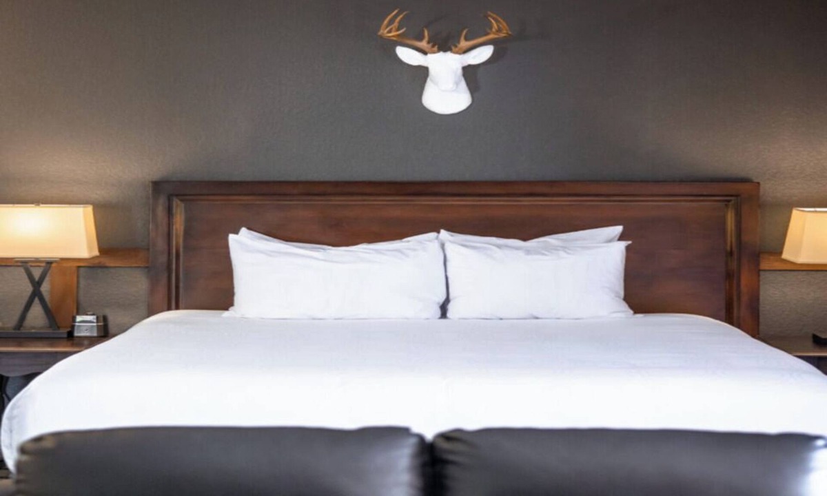 Boerne Hotel | Stylish Retreat King Suite w/Balcony | 4 mi to Discovering Cascade Caverns