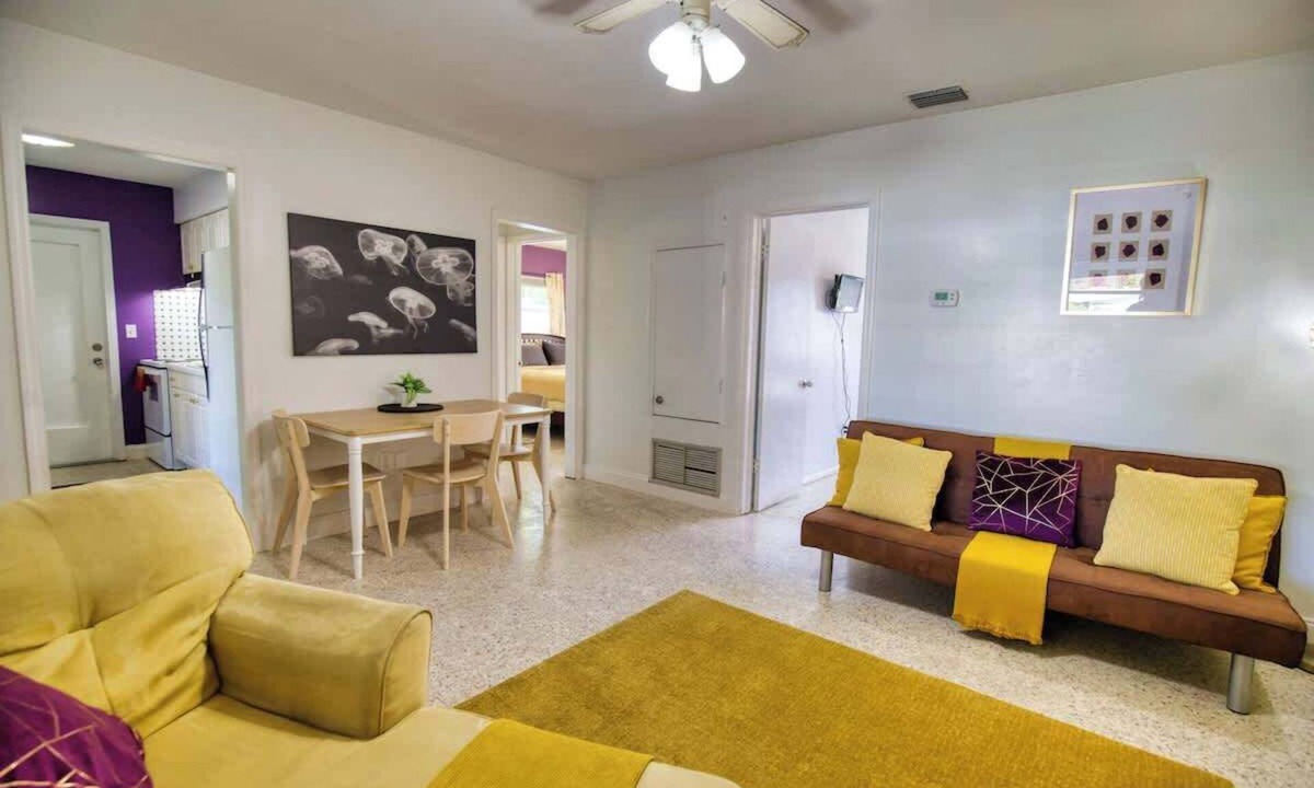 Gulf Gate Estates Cottage | Stylish Retro Vibes Private BBQ & Beach Access