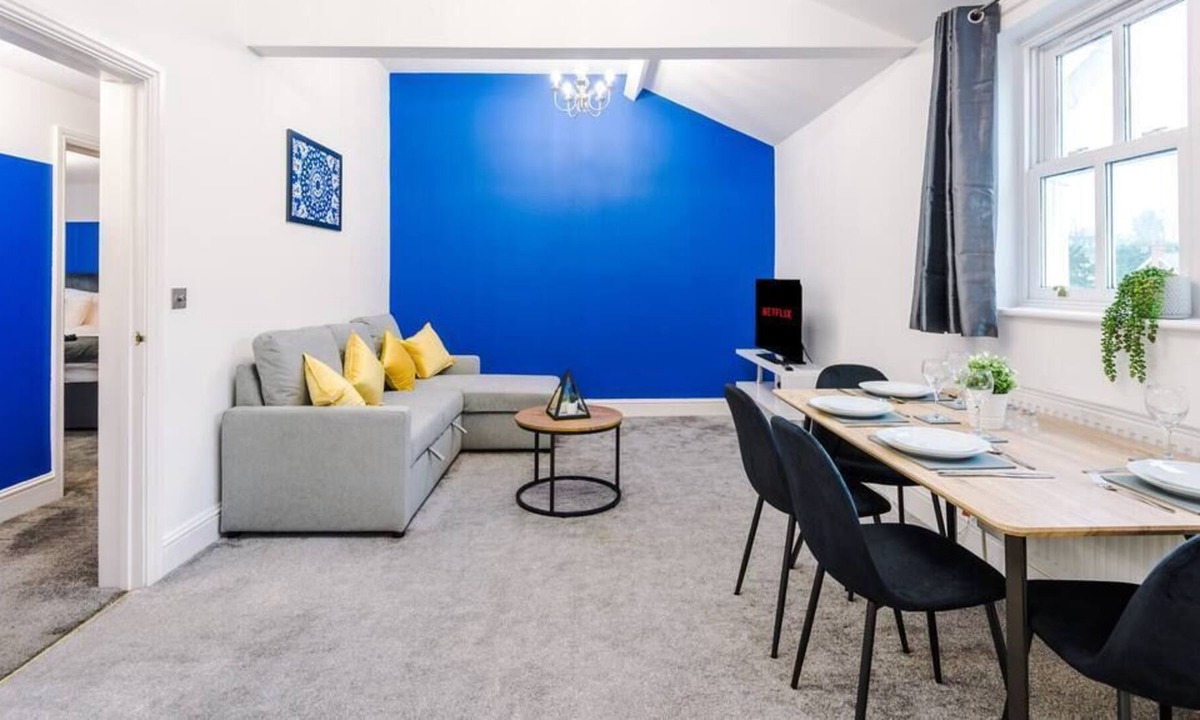Whitnash Apartment | Stylish Royal Leamington Gem - Parking