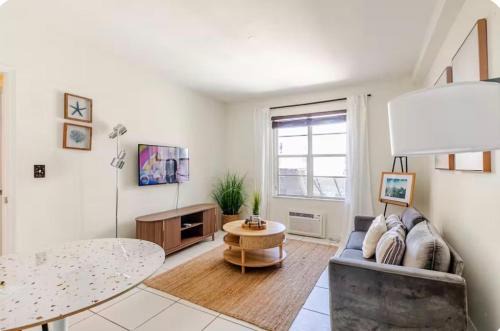 Mid Beach Apartment | Stylish seaside 1 bedroom apartment