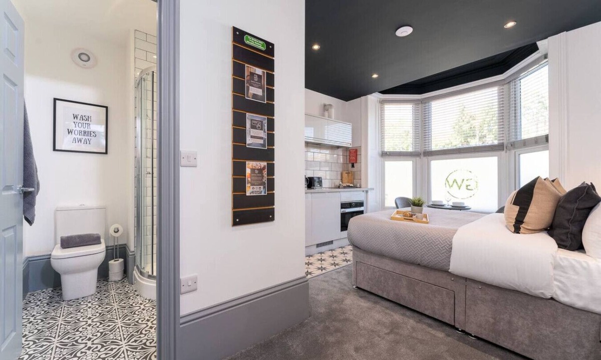 Southampton Apartment | Stylish Southampton Base Free Laundry & Parking