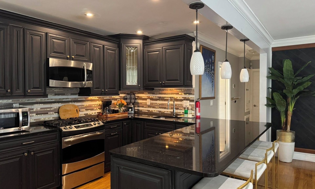 Greenville House | Stylish & spacious 2-bedroom with private parking/Minutes from NYC