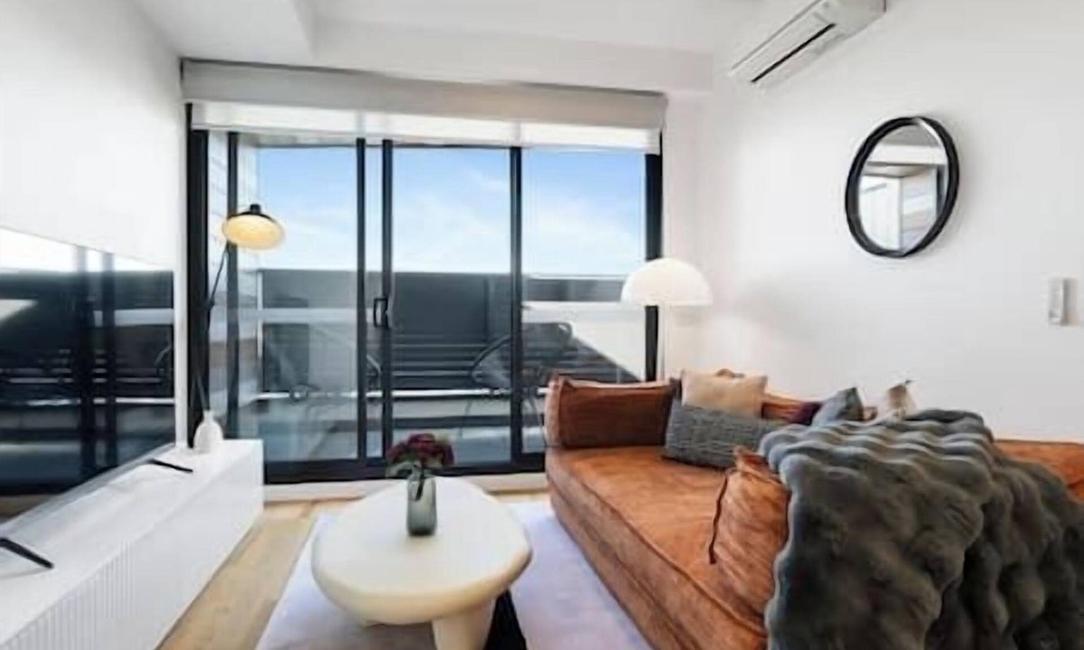 Carnegie Apartment | Stylish & Spacious 2BR w Study, Wi-Fi & Car Park