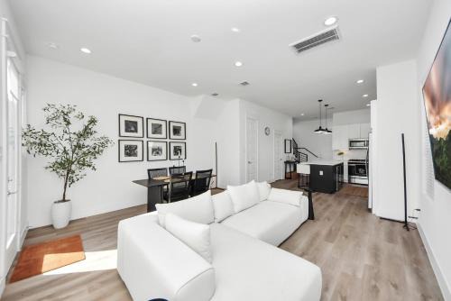 Northside House | Stylish & Spacious 3BR Gem With Hot tub Near Downtown