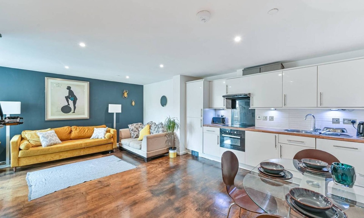 Camberwell Green Apartment | Stylish, Spacious & Bright Flat Opposite Burgess Park