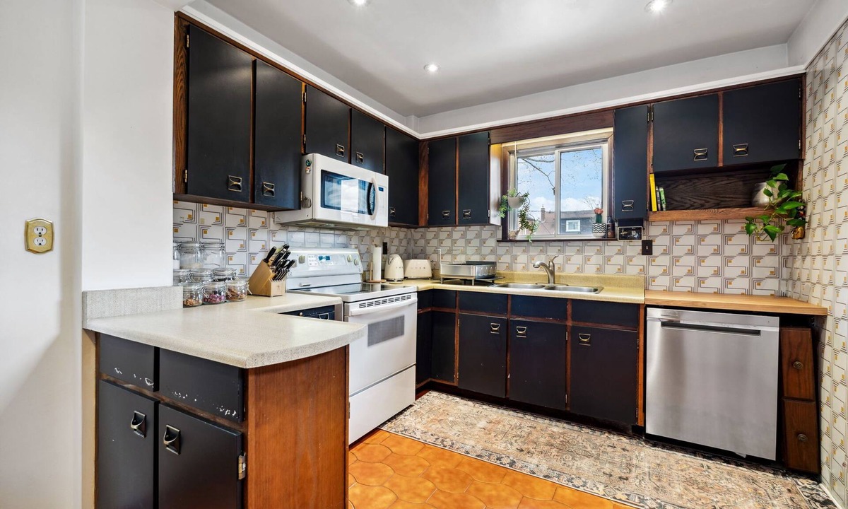 Oakwood Village House | Stylish & Spacious Cozy House