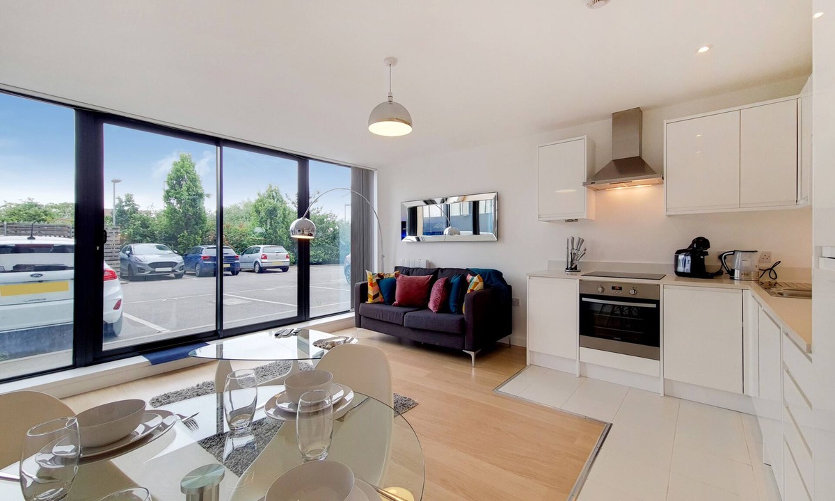 Wimbledon Park House | Stylish Spacious Duplex Apt With Parking