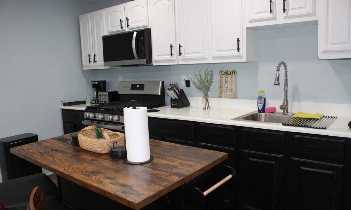 Ampere Apartment | Stylish & Spacious Newark Retreat - Perfect for City Getaways!