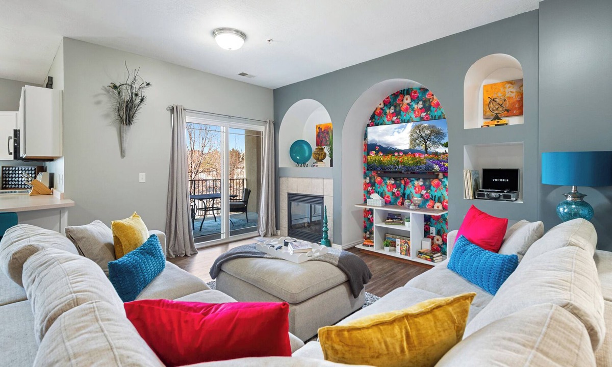 West Jordan Condo | Stylish & Spacious w/King Beds, Mountain Views, Gym, Frwy Access & 2 Balconies!