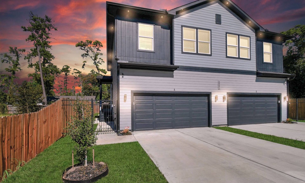 Northside House | Stylish Stay, Fast Wifi, Sleeps 9, Workspace, Garage, Close to everything