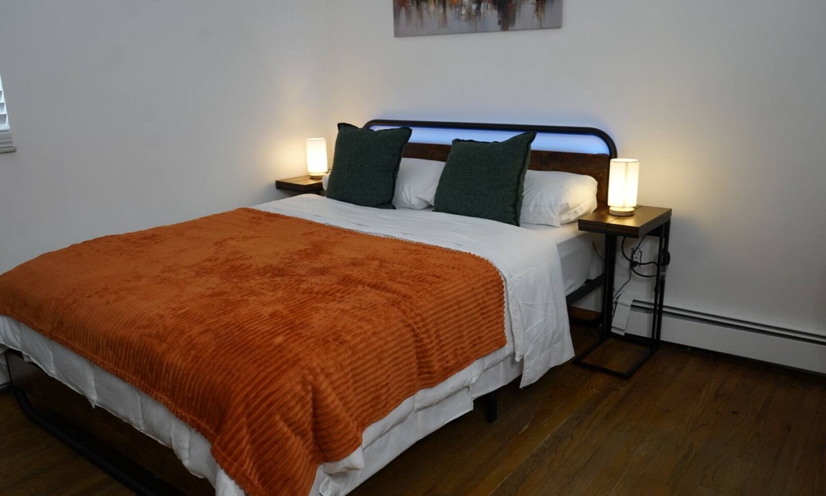 Palisades Park Apartment | Stylish Stay, Steps to NYC - ROOM