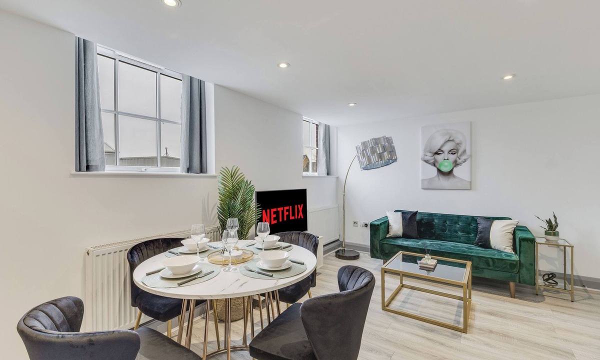 Ware Apartment | Stylish stay Ware town + parking