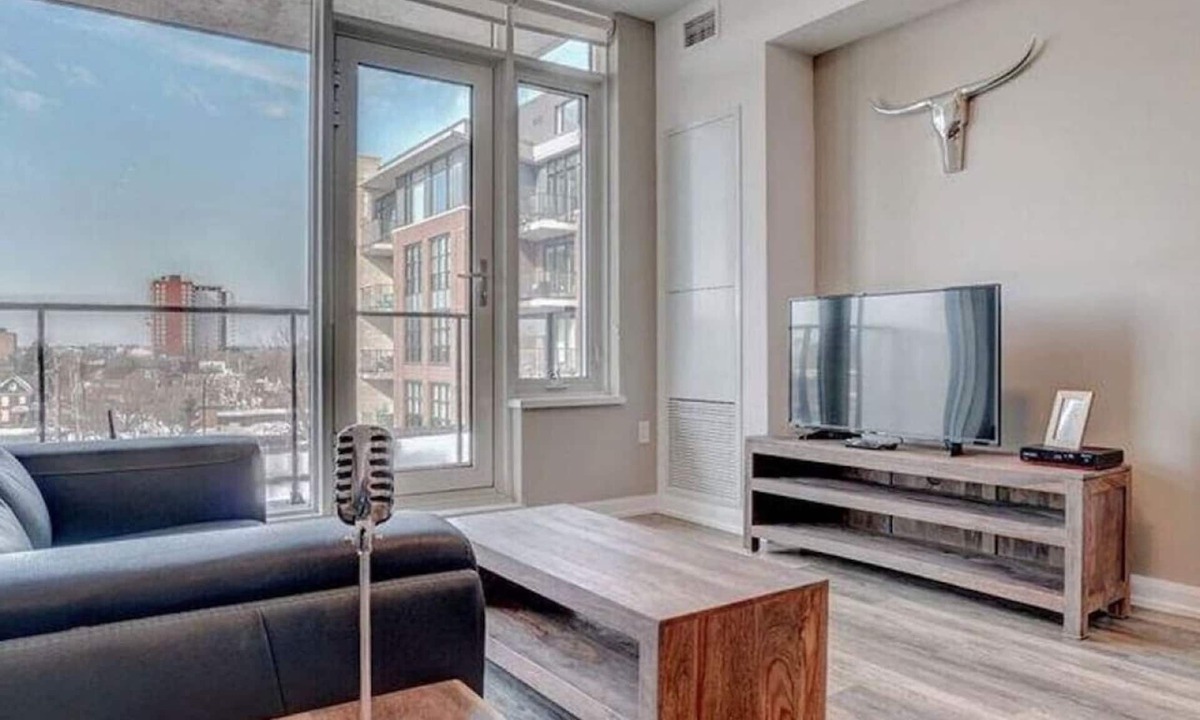 Ottawa Division Apartment | Stylish Studio Escape near Suya Palace with Terrace