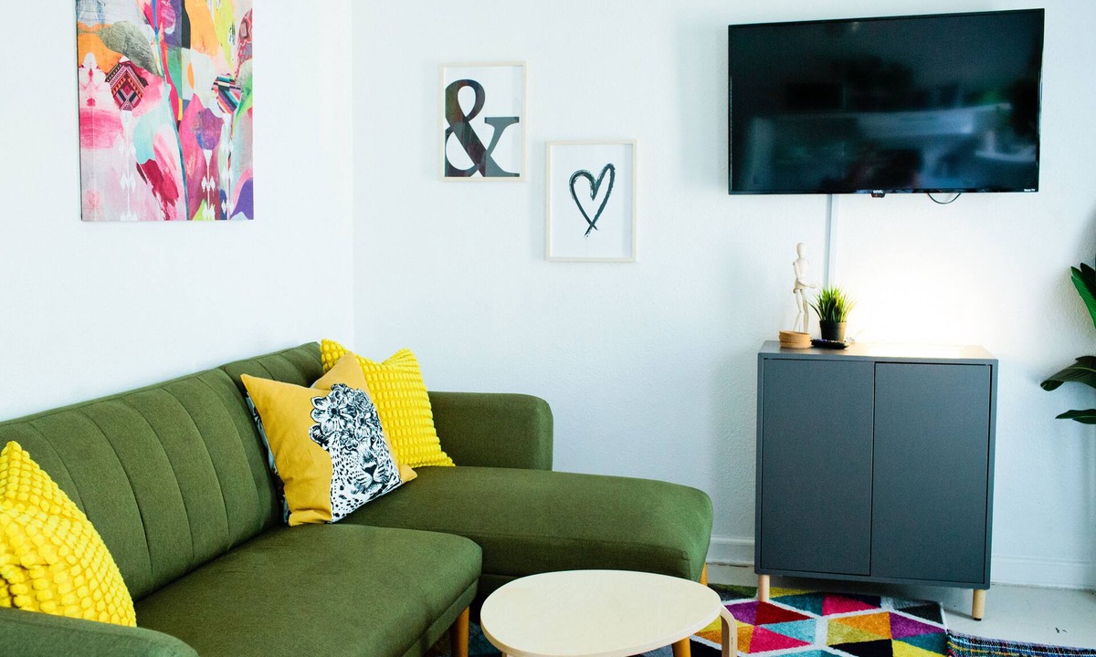 East Hill Apartment | Stylish Studio Escape | Cozy + Fast WiFi