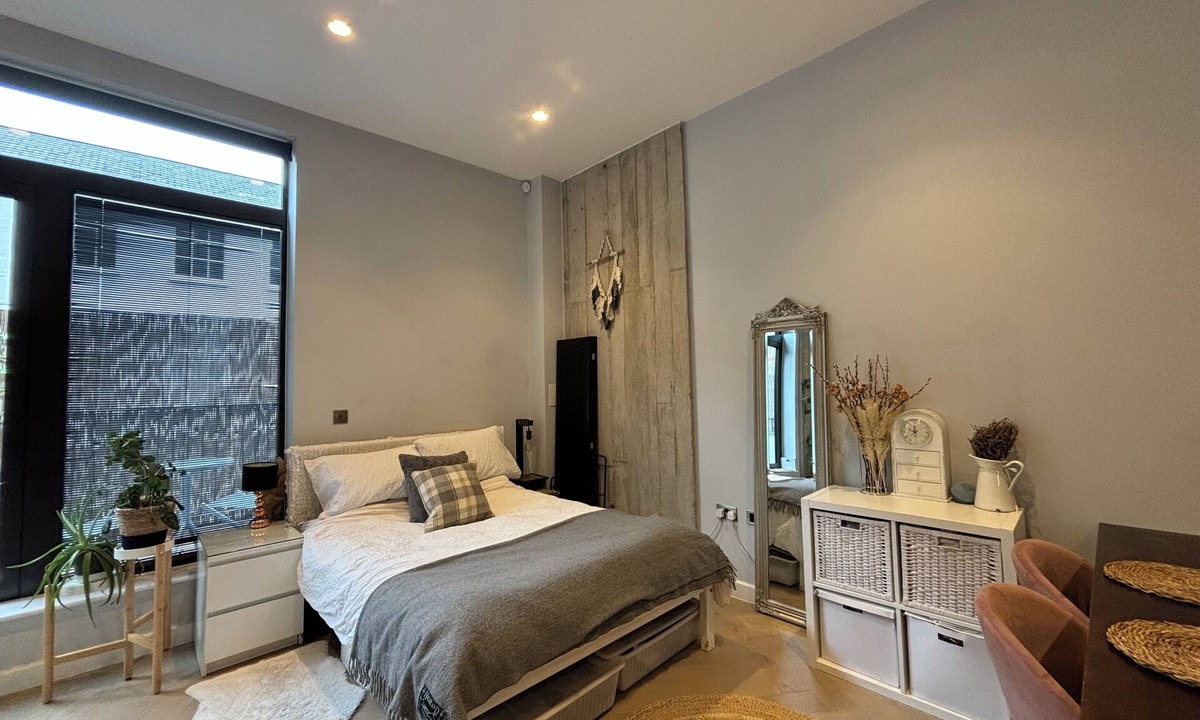 Hackney Apartment | Stylish Studio in Hackney with Private Terrace