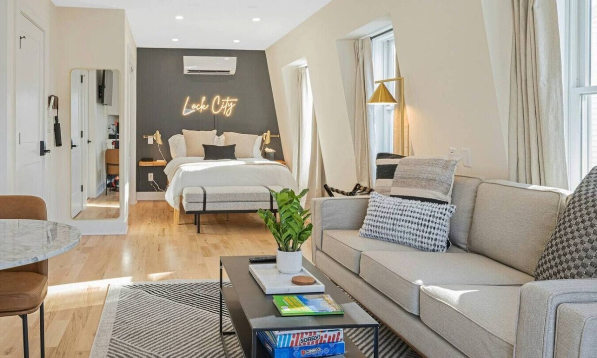 Stamford Apartment | Stylish Studio Minutes to Train U5