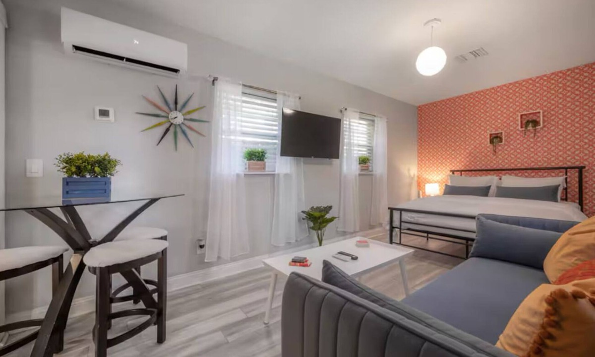 Old Seminole Heights Apartment | Stylish Studio Prime Spot 10 Mins to Downtown!