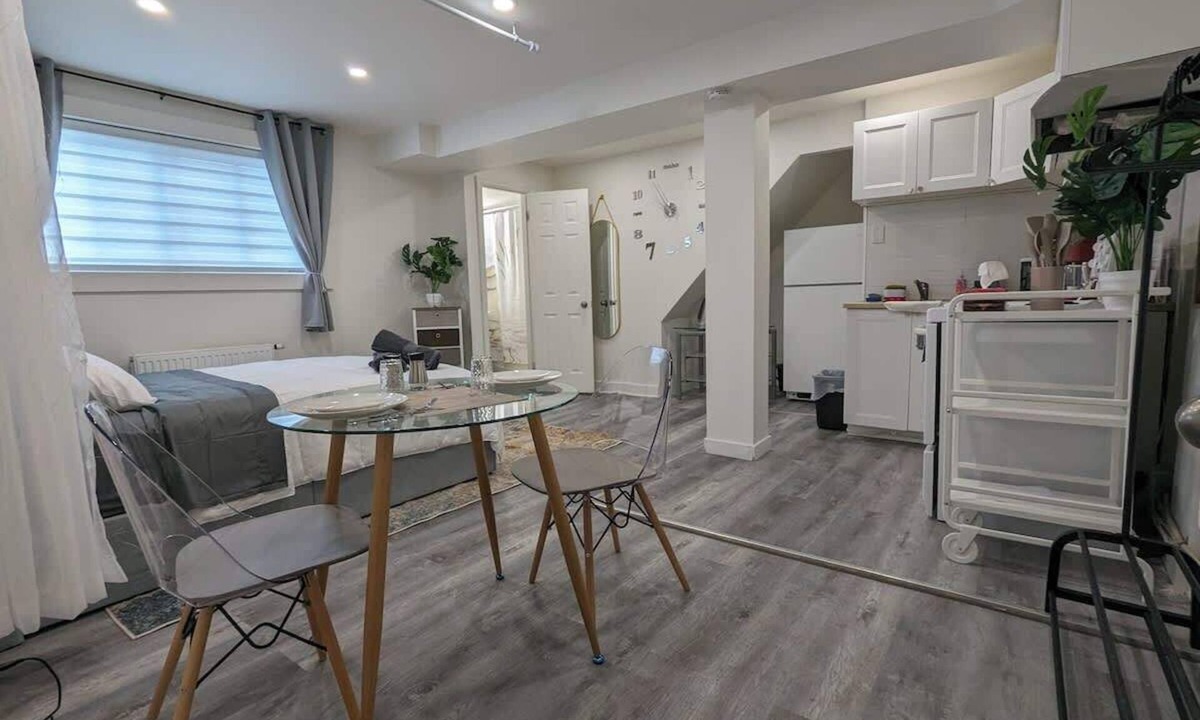Cote-Des-Neiges—Notre-Dame-De-Grace Apartment | Stylish Studio, Steps to Transit