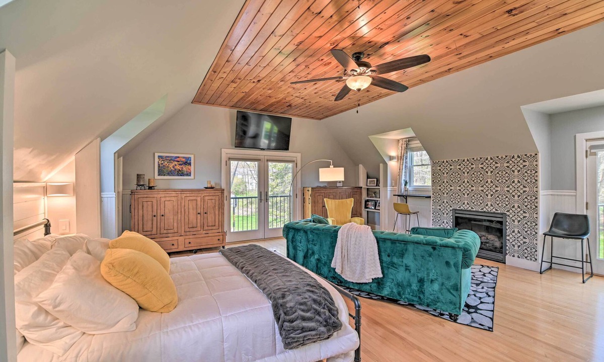 Saratoga Springs Apartment | Stylish Studio w/Fireplace ~ 3 Mi From Dtwn!