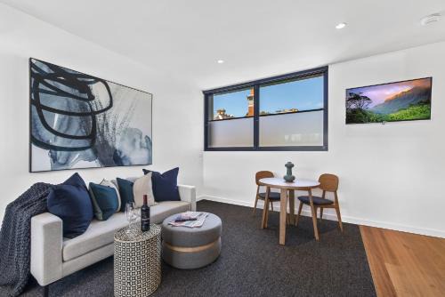 St Kilda West Apartment | Stylish Studio with Great Amenities near Beachside