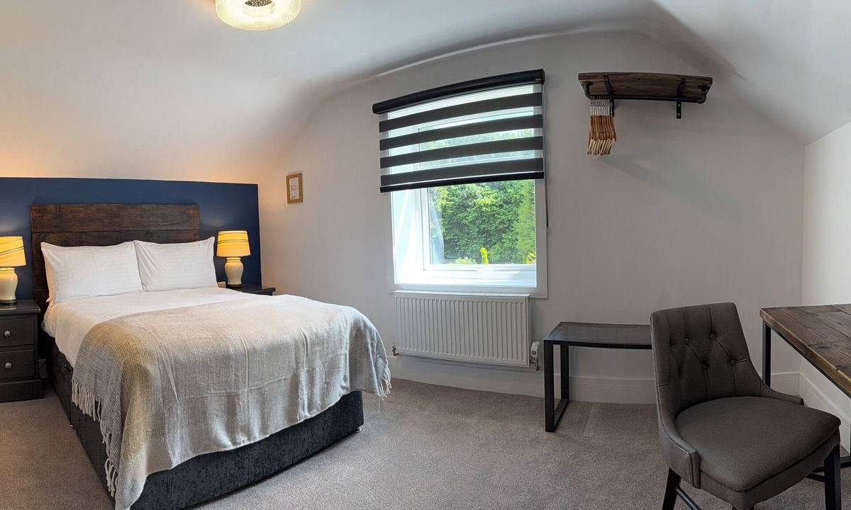 Chard Apartment | Stylish Studio with Kitchenette - Double En-suite