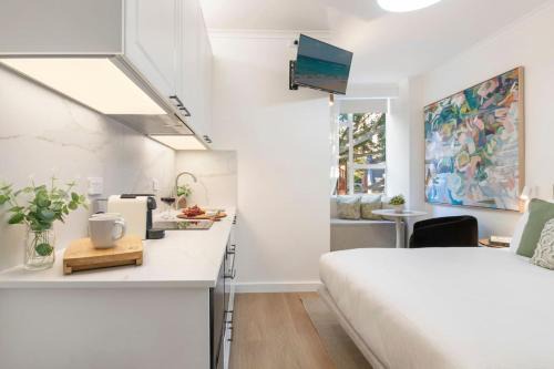 Darling Point Apartment | Stylish Studio with Rooftop Harbour Views