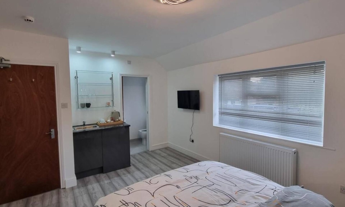 London Colney House | Stylish Suites with kitchenette 4