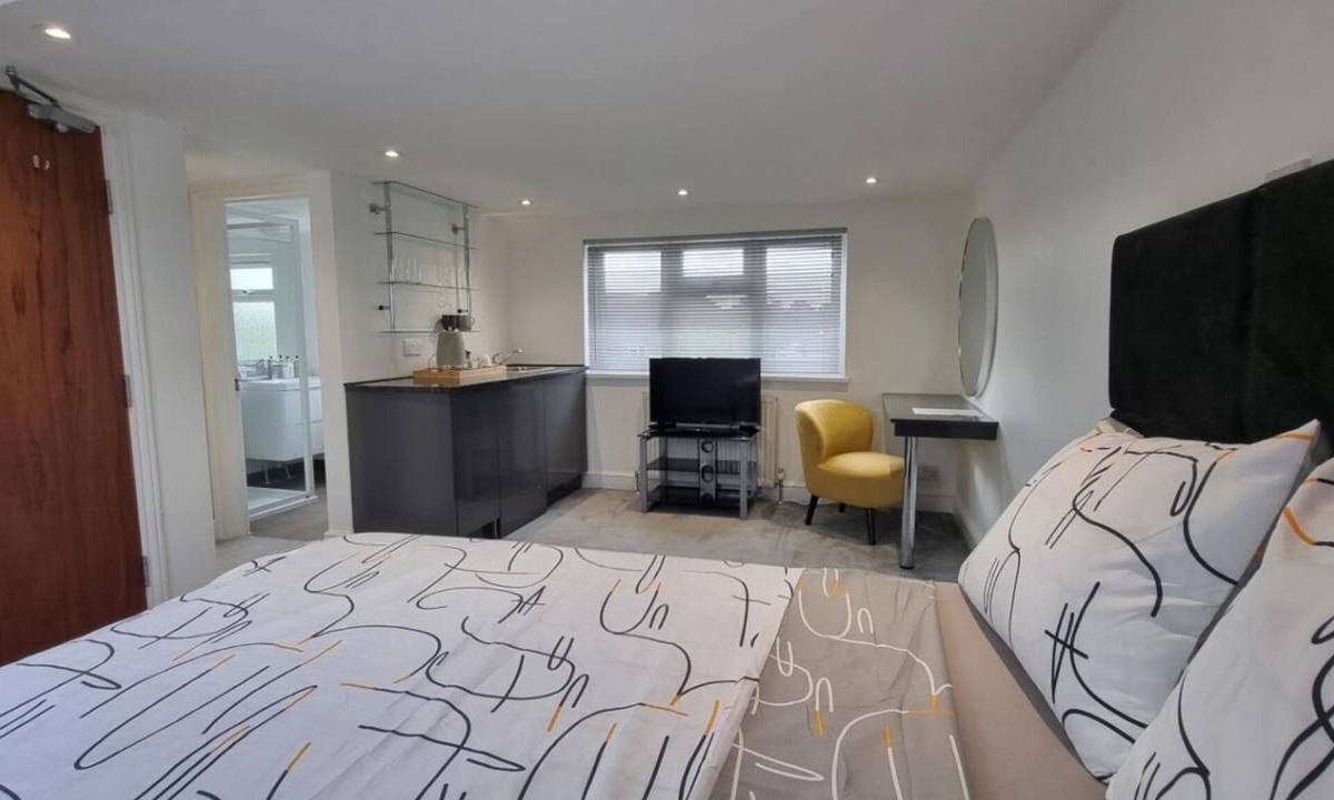 London Colney House | Stylish Suites with kitchenette 6