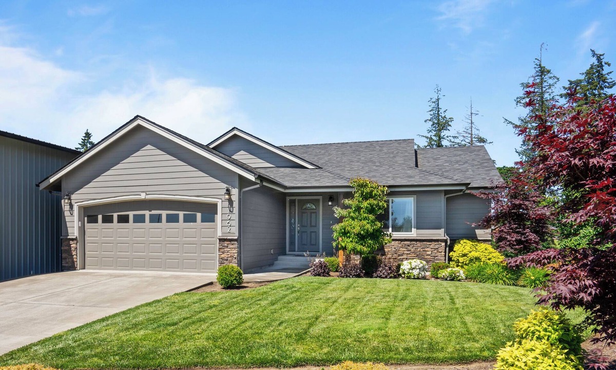Salem House | Stylish Two-Story Getaway on Keizer's Quiet Outskirts