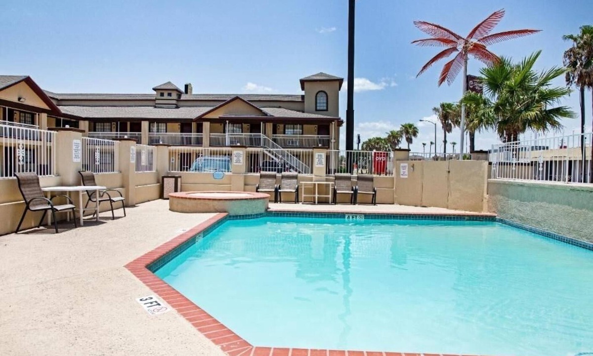 McAllen Hotel | Stylish Unit Close To Mall - Outdoor Pool, Pets Welcome, Free Parking