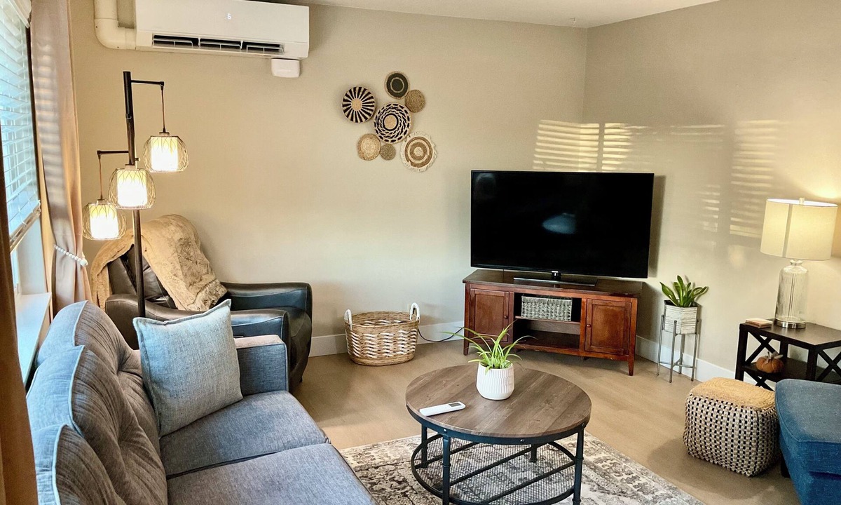 Arnada Apartment | Stylish Uptown Apartment, Steps from Downtown