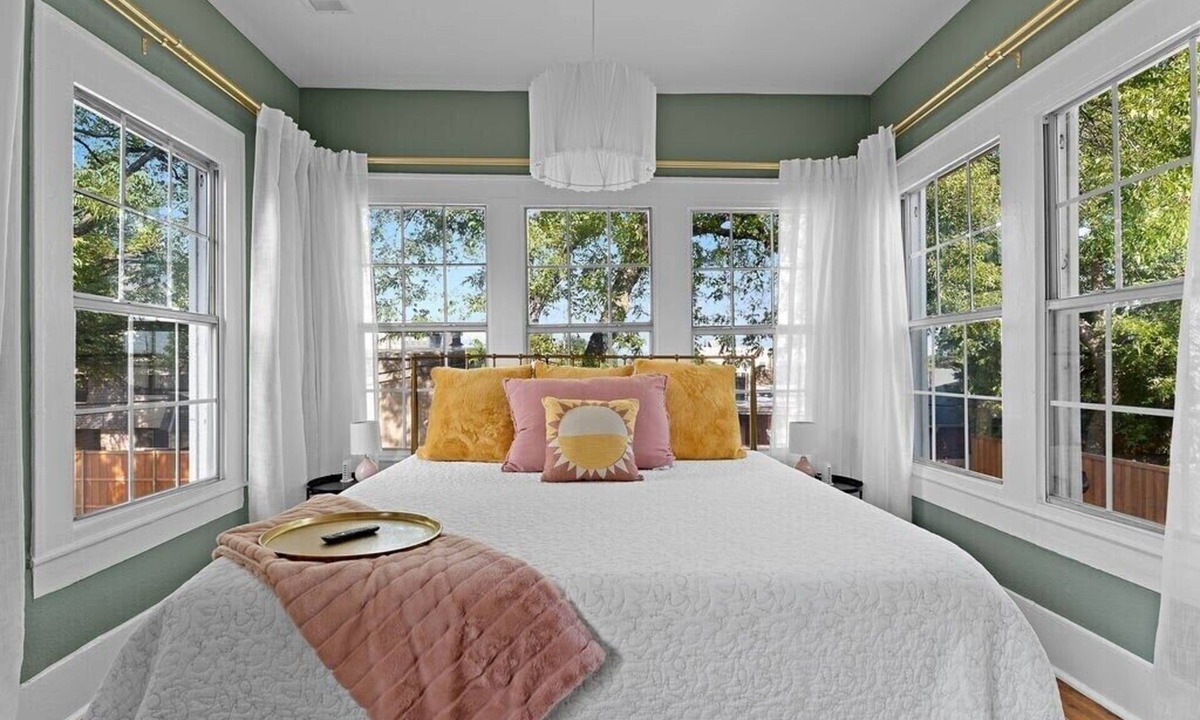 Kessler Apartment | Stylish Urban Treehouse with King Bed, Gated Parking & Walk to Bishop Arts Shops & Dining. One bedroom urban hideaway right in the middle of bustling Dallas. Bright and spacious. Luxurious king bed. A short drive or streetcar to downtown.
