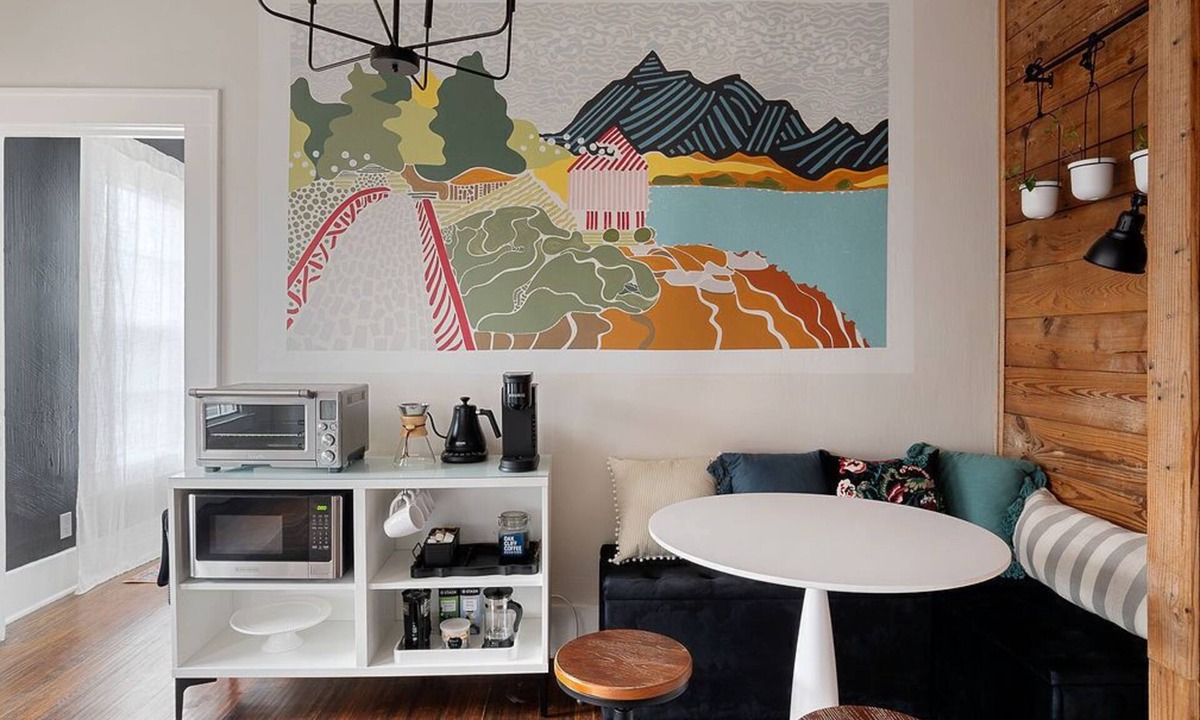 Kessler Apartment | Stylish Urban Treehouse with King Bed, Gated Parking & Walk to Bishop Arts Shops & Dining. One bedroom urban hideaway right in the middle of bustling Dallas. Bright and spacious. Luxurious king bed. A short drive or streetcar to downtown.