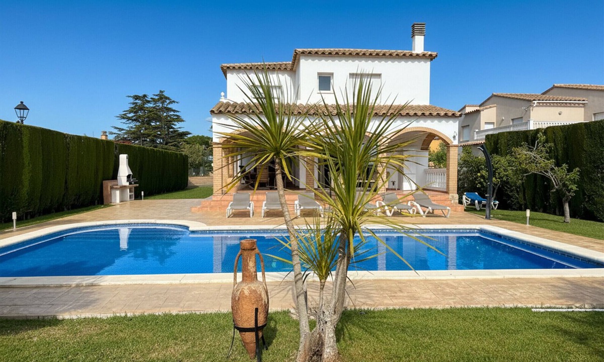 Sant Pere Pescador Villa | Stylish villa with private pool in Bay of Roses