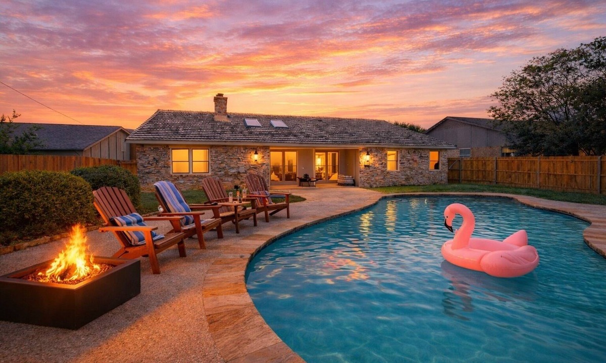 Bedford Villa | Stylish Villa-Near Stadiums, Large Pool,Pool Table