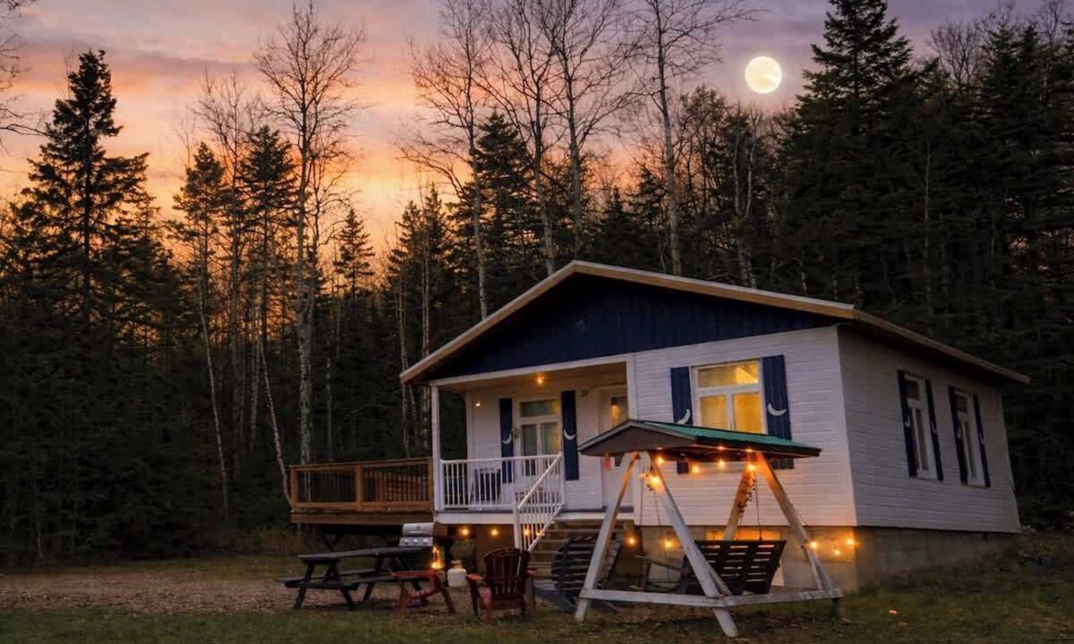 Saint-Tite-des-Caps Ski Chalet | Stylish-Vintage Refuge near Massif & MSA with Spa