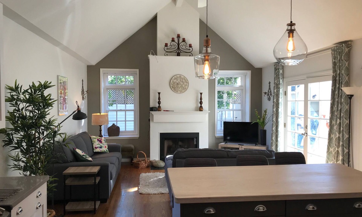 Junior College Neighborhood Association House | Stylish vintage gem on one of Santa Rosa's prettiest streets!